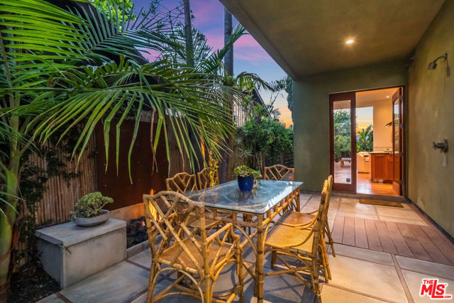 2336 Boone Avenue, Venice CA: https://media.crmls.org/mediaz/728e3561-5b95-46f9-b37d-a07bc58d34d1.jpg