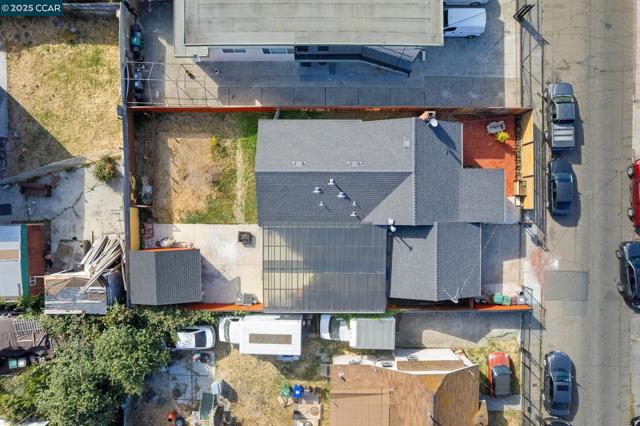 7447 Lockwood St, Oakland CA: https://media.crmls.org/mediaz/728edd81-feaa-4d2e-8dfd-cdfe2b68d9d6.jpg