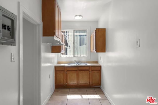 225 W Adams Boulevard, Los Angeles CA: https://media.crmls.org/mediaz/728ef3e0-cc75-4649-9aeb-8351ad9e6353.jpg