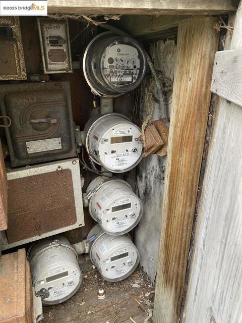 1100 Park AVE, Alameda CA: https://media.crmls.org/mediaz/728f95cc-87c8-41c4-911e-5a315d525be5.jpg