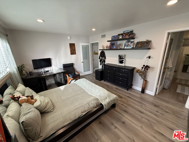 843 4th Street, Santa Monica CA: https://media.crmls.org/mediaz/72914f48-c014-4551-9927-764e81cbfb51.jpg