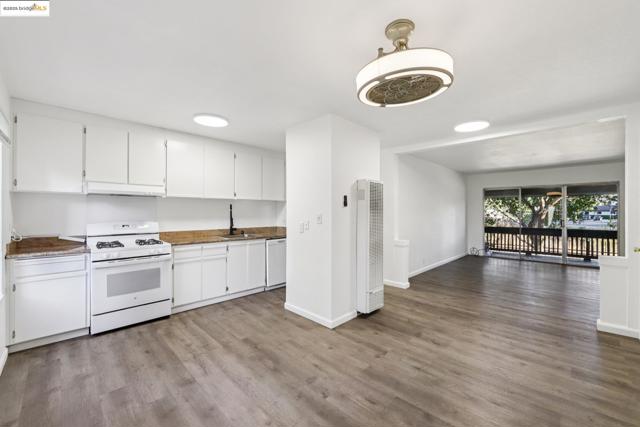 1001 Murrietta, Livermore CA: https://media.crmls.org/mediaz/729191dc-f7f6-4e62-936d-8532b15d2f8c.jpg