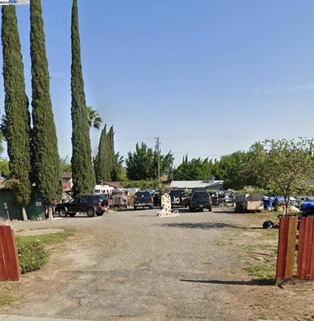 710 S Emerald Ave, Modesto CA: https://media.crmls.org/mediaz/7292be1f-964e-48df-a3f0-009f8fb47931.jpg