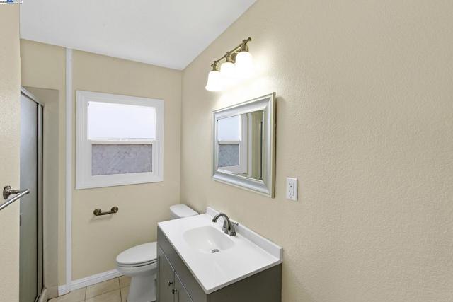 22013 Queen St, Castro Valley CA: https://media.crmls.org/mediaz/72930e34-2eb7-4057-a67c-fe1ae50c06e4.jpg