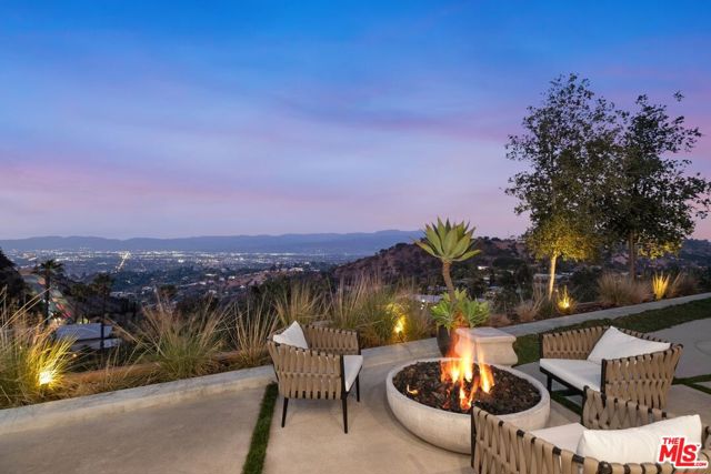 8545 Charl Lane, Los Angeles CA: https://media.crmls.org/mediaz/72933919-c79c-43e8-a325-705c2dcdd76e.jpg