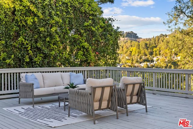 2596 Wallingford Drive, Beverly Hills CA: https://media.crmls.org/mediaz/72935f3f-2635-4a07-be27-2dc527a54aa9.jpg