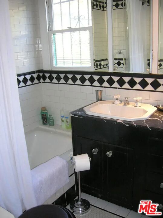 2146 Holly Drive, Los Angeles CA: https://media.crmls.org/mediaz/72947e50-f223-48a3-86ff-49631a2f0626.jpg