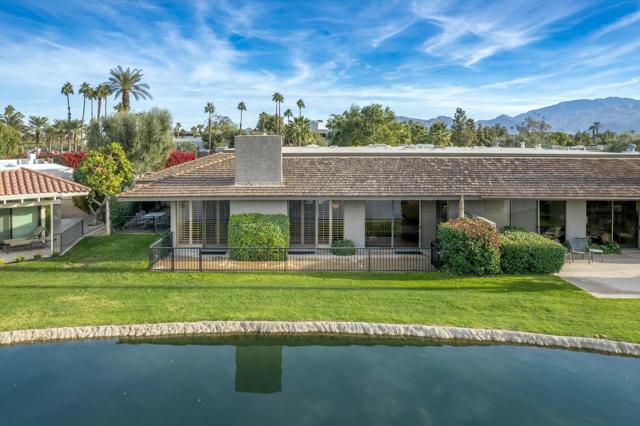 10 Colgate Drive, Rancho Mirage CA: https://media.crmls.org/mediaz/7294f3e1-bd82-4638-9387-88a8a2d0dcc1.jpg