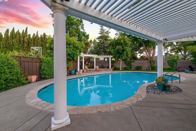 5204 Hummingbird Rd, Pleasanton CA: https://media.crmls.org/mediaz/72951201-add7-40b3-b92b-078e733829db.jpg