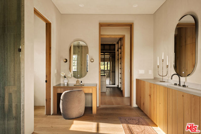 11556 Blix Street, Valley Village CA: https://media.crmls.org/mediaz/72957af6-c7dc-4394-90d0-d4f01a3b0f60.jpg