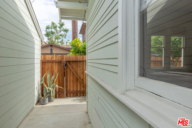 732 N Toledo Walk, Long Beach CA: https://media.crmls.org/mediaz/7295f379-6272-4a75-bf45-05a9a0bdc98f.jpg