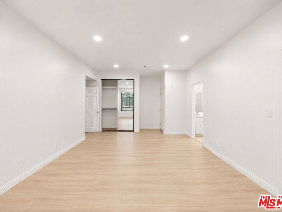 https://media.crmls.org/mediaz/72960214-065d-4927-bdbe-1b8aae16bc17.jpg?preset=X-Large