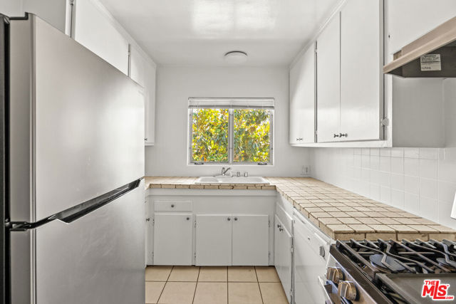 272 S Doheny Drive, Beverly Hills CA: https://media.crmls.org/mediaz/72962a05-67cb-49de-8004-8c20bd4330f4.jpg