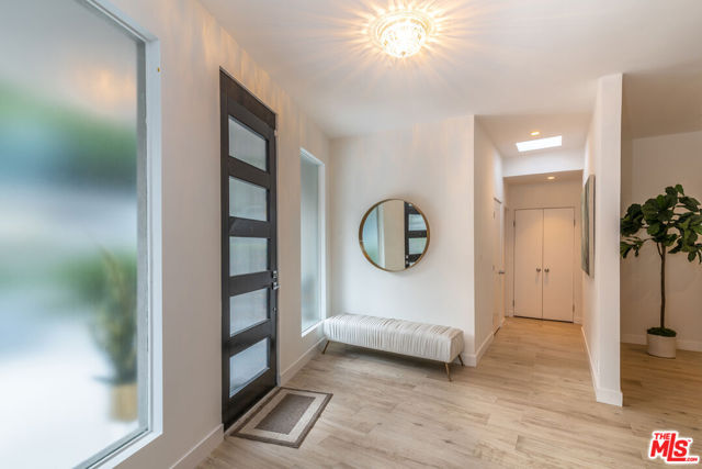 1922 N Beverly Place, Beverly Hills CA: https://media.crmls.org/mediaz/72965972-85ed-49cb-b449-6df2e14681d1.jpg