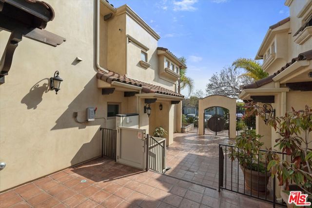 1837 12th Street, Santa Monica CA: https://media.crmls.org/mediaz/729721dd-97cb-4a0a-b1de-f5b2f2bf480d.jpg