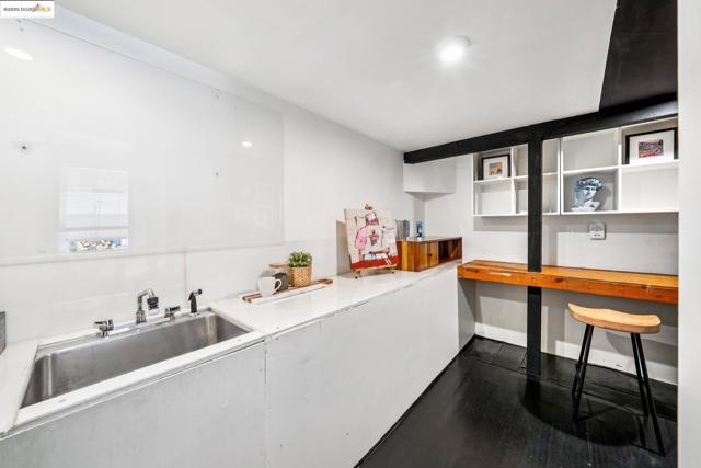 2760 Park Blvd, Oakland CA: https://media.crmls.org/mediaz/7297acbd-a791-4eba-8a34-9baa2911df9c.jpg