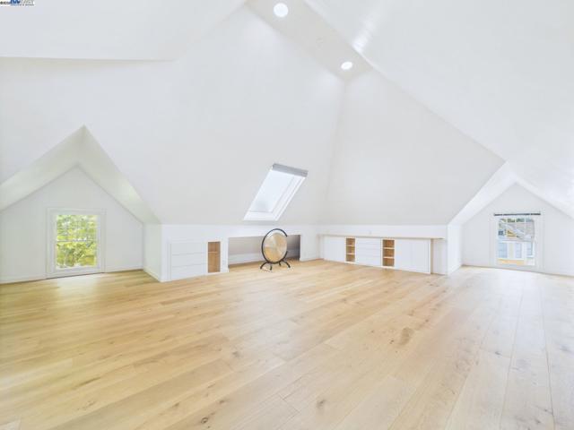 1709 Myrtle St, Oakland CA: https://media.crmls.org/mediaz/7297f3d2-9e0c-42f0-bc27-8da5a5eacab0.jpg