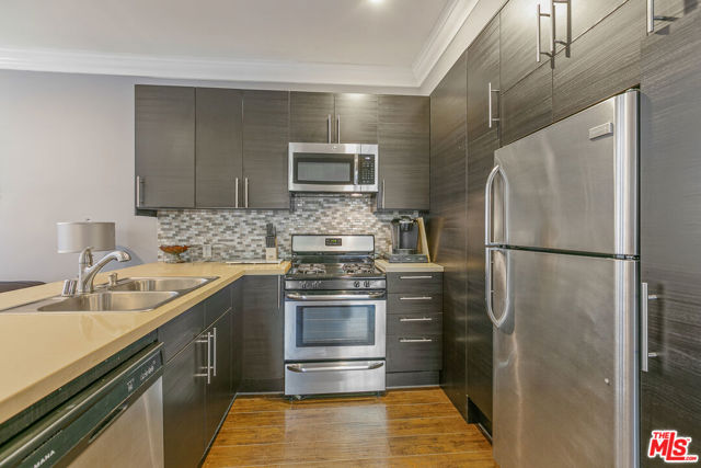 7223 Willoughby Avenue, Los Angeles CA: https://media.crmls.org/mediaz/729816d4-b5fc-44d7-863d-abd683ab53f9.jpg