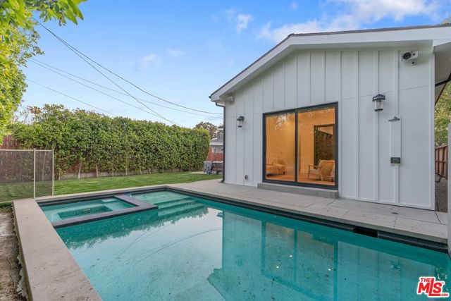 5522 Buffalo Avenue, Sherman Oaks CA: https://media.crmls.org/mediaz/7298a629-c817-451d-9e9c-b35b50e39391.jpg
