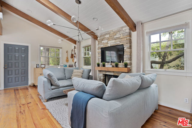 2439 Glyndon Avenue, Venice CA: https://media.crmls.org/mediaz/729915d7-f065-41b3-bf97-5dee6e569c17.jpg