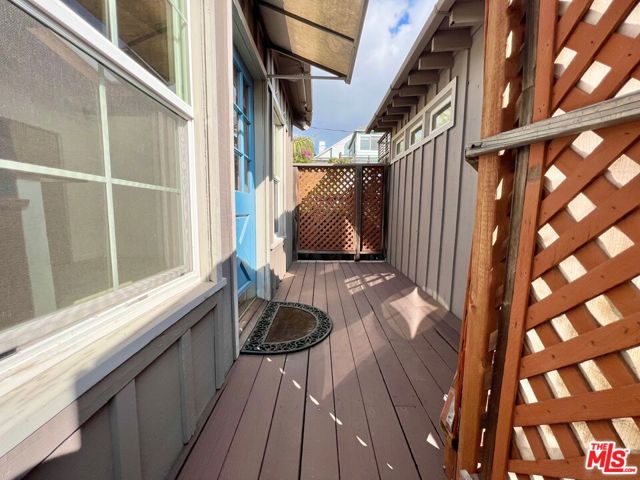 139 1/2 Hart Avenue, Santa Monica CA: https://media.crmls.org/mediaz/7299a89d-39ce-4f6e-8933-1722bd97db9d.jpg