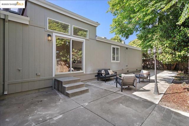 33526 4th ST, Union City CA: https://media.crmls.org/mediaz/7299c1ea-5def-4f95-9b84-6bf8476702aa.jpg