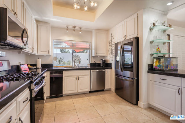 Spacious Kitchen w Newer Appliances