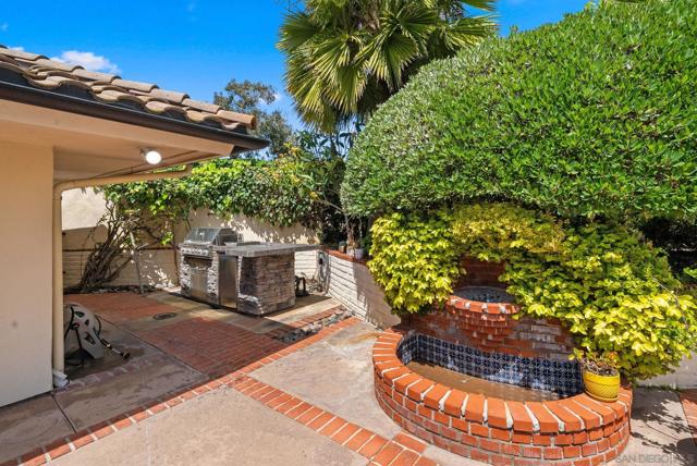 9351 La Jolla Farms Rd, San Diego CA: https://media.crmls.org/mediaz/729a8551-bf50-4a10-abda-c66ae863db02.jpg