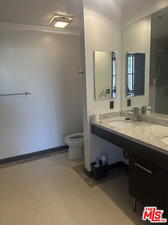 520 S Kingsley Drive, Los Angeles CA: https://media.crmls.org/mediaz/729aa3f5-fa82-4b66-a4c8-9ec96bd375e8.jpg