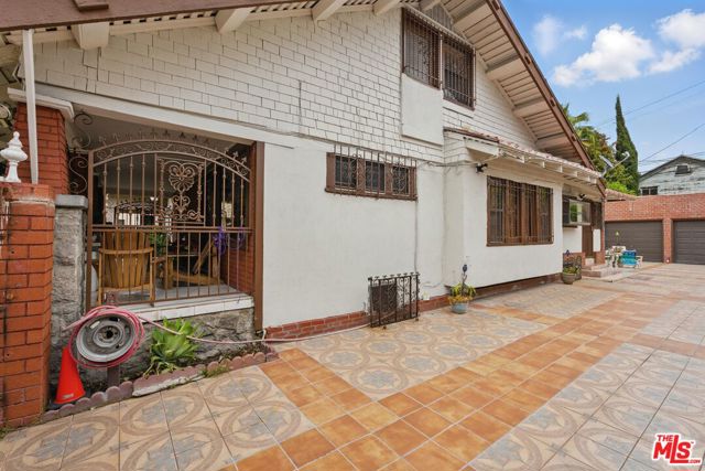 128 N St Andrews Place, Los Angeles CA: https://media.crmls.org/mediaz/729aa6eb-6b82-4e22-b9c2-9d188adabd39.jpg