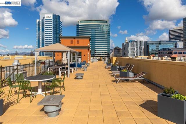 809 Clay St, Oakland CA: https://media.crmls.org/mediaz/729bfa3a-2bcd-49cb-ab10-4e36dd63548d.jpg