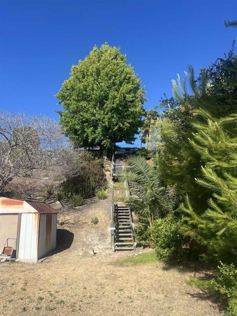 7219 Mimosa Dr, Carlsbad CA: https://media.crmls.org/mediaz/729d278f-3394-42dc-94de-7e98eb759bcc.jpg