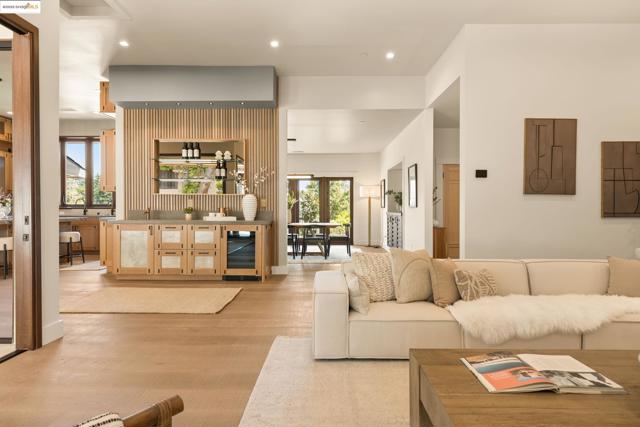 30 Lincolnshire Dr, Oakland CA: https://media.crmls.org/mediaz/72a0dc9d-bf66-4855-af9f-6bec2b09cf57.jpg