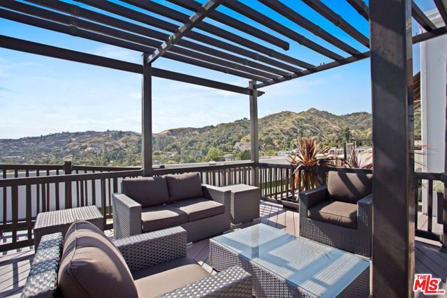 7250 Franklin Avenue, Los Angeles CA: https://media.crmls.org/mediaz/72a0e4ed-668f-4746-afc0-4bfff049ee17.jpg