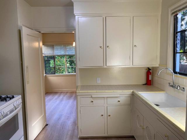 305 Catalpa Street, San Mateo CA: https://media.crmls.org/mediaz/72a14764-4df6-4581-8efd-731f3ec257cb.jpg