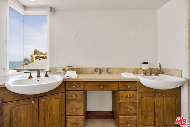 7019 E Seaside Walk, Long Beach CA: https://media.crmls.org/mediaz/72a14be2-2eac-4cd0-ae42-ffc0426d636b.jpg
