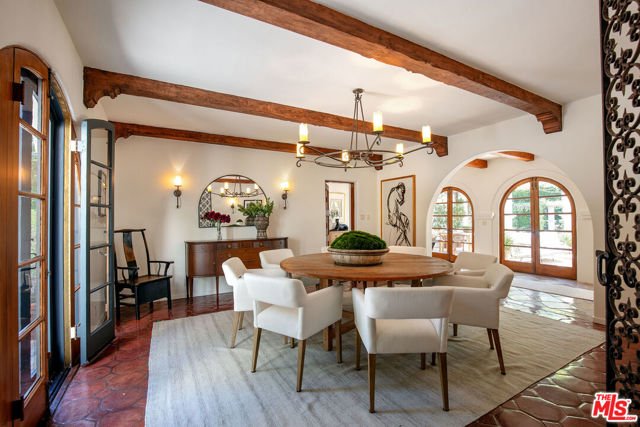 703 Walden Drive, Beverly Hills CA: https://media.crmls.org/mediaz/72a2339a-9a21-4c4d-b034-41807e222e7b.jpg