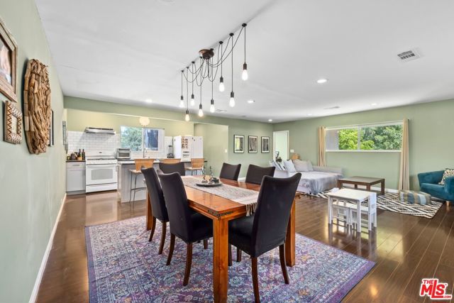16241 W Meadow Ridge Way, Encino CA: https://media.crmls.org/mediaz/72a2639d-c469-4e84-a6a1-4f98913a2219.jpg