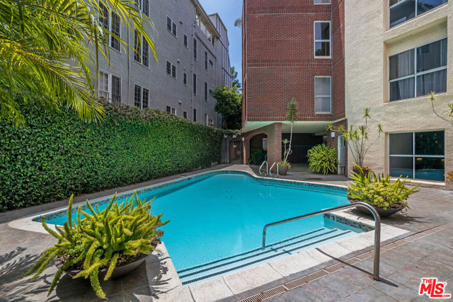 410 S Barrington Avenue, Los Angeles CA: https://media.crmls.org/mediaz/72a2b906-3e8c-4c5f-9c7c-6816e6f1d93a.jpg