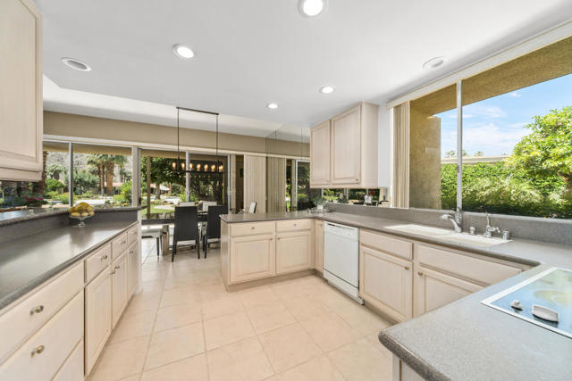 76895 Lark Drive, Indian Wells CA: https://media.crmls.org/mediaz/72a2c9c1-7c50-4750-b182-e042b72f41be.jpg