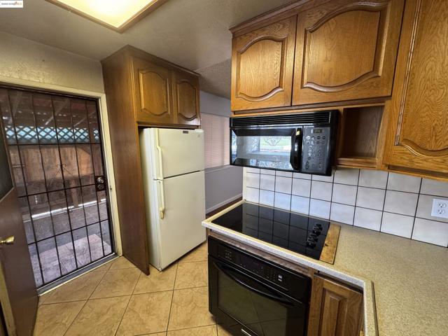 20145 Royal Avenue, Hayward CA: https://media.crmls.org/mediaz/72a3d57d-f2b8-49ff-899f-b02e8e1cae34.jpg
