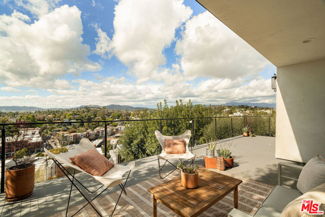 1615 Sargent Place, Los Angeles CA: https://media.crmls.org/mediaz/72a4621d-c55a-4692-819c-e983a12b4a7b.jpg