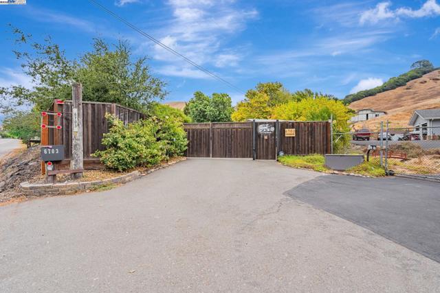 6703 Crow Canyon Rd, Castro Valley CA: https://media.crmls.org/mediaz/72a49997-2a61-4145-9a33-e46d525ee948.jpg