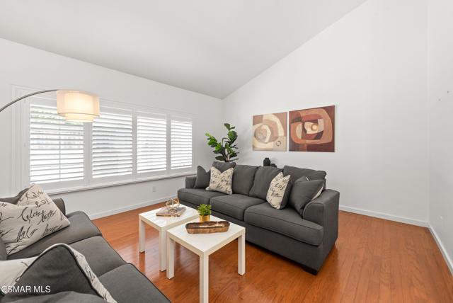 1666 Berwick Place, Westlake Village CA: https://media.crmls.org/mediaz/72a55b47-ed00-451e-a2f0-33843d775fb7.jpg