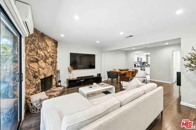13412 Burbank Boulevard, Sherman Oaks CA: https://media.crmls.org/mediaz/72a55da3-0973-4c41-937f-fe13c86fbe0a.jpg