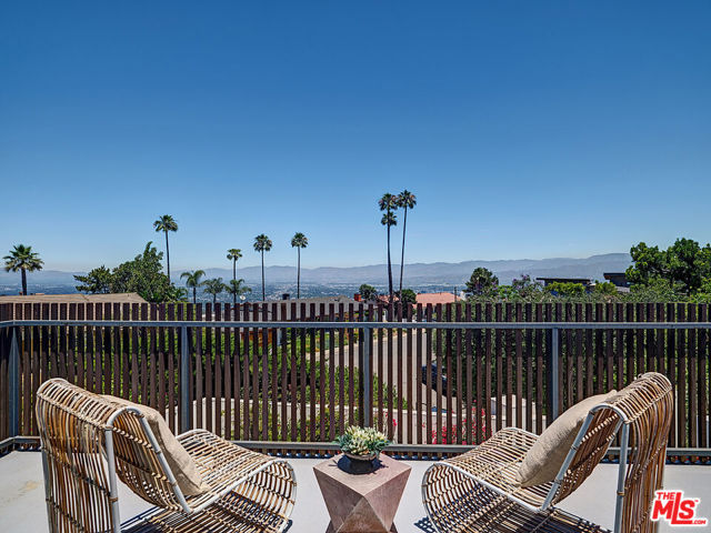 8674 Edwin Drive, Los Angeles CA: https://media.crmls.org/mediaz/72a6175d-ae9c-46d5-aedf-bcd1884f0c8c.jpg