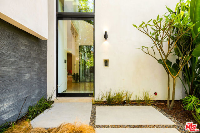 619 N Harper Avenue, Los Angeles CA: https://media.crmls.org/mediaz/72a8dff1-44ff-4898-b4d1-1d4e8f708a15.jpg