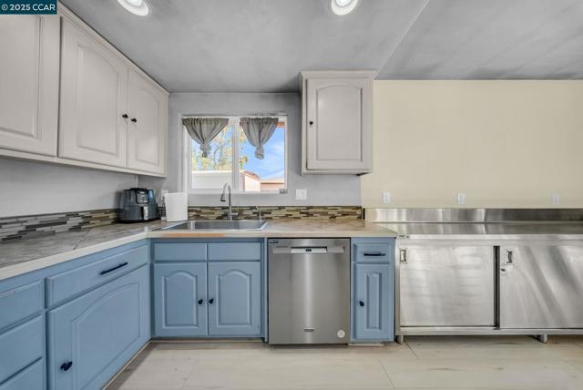 3412 Flamingo Dr, Concord CA: https://media.crmls.org/mediaz/72a90248-e746-4a77-93af-ec556f271eed.jpg