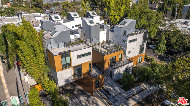 1016 N Martel Avenue, West Hollywood CA: https://media.crmls.org/mediaz/72a9bf15-7efc-4a8c-9e9b-8da366500e51.jpg