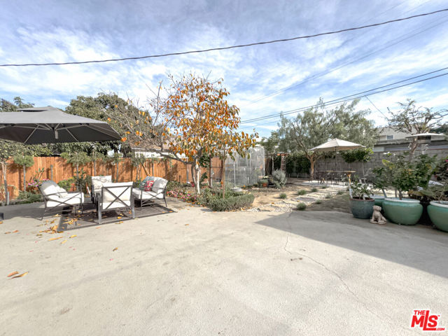 1026 Westchester Place, Los Angeles CA: https://media.crmls.org/mediaz/72aa5883-e922-4847-b334-3a16e6287701.jpg
